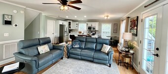 Hartwell waterfront home -game room, boat slip, firepit, golf cart, pet-friendly