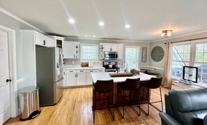 Frigorífico, microondas, horno y placa de cocina
