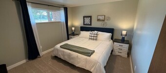 The 19th Green! A beautifully remodeled condo steps from the Airport Golf Course