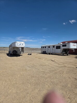 Perheasuntovaunu, näkymä aavikolle | Oleskelualue