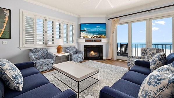 Smart TV, chimenea, reproductor de DVD y libros 