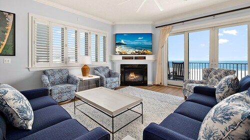 Oceanfront Luxury on the Boardwalk — Park on Your Floor, Walk Right In. Pools Gym Wifi