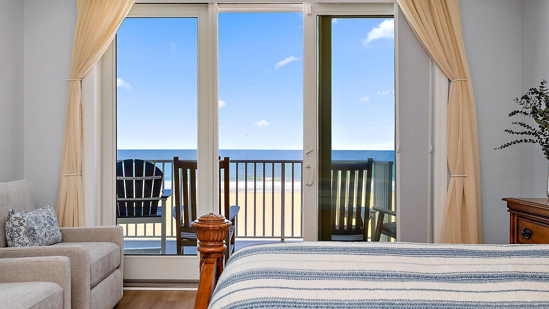 4 bedrooms, desk, iron/ironing board, travel crib