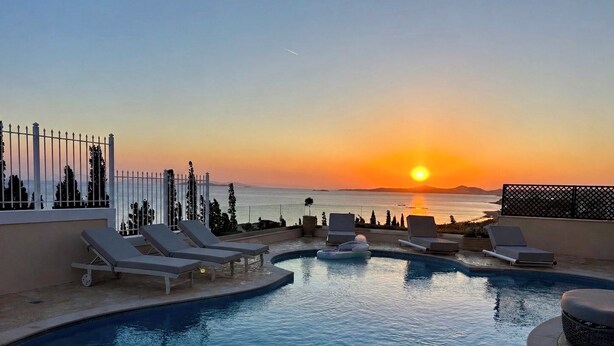 A pool with lounge chairs and a sunset view. - Seaview Villa Lagonissi |7-min Walk to Beach| Pool & SunsetViews |Athens Riviera (Kalivia Thorikou)
