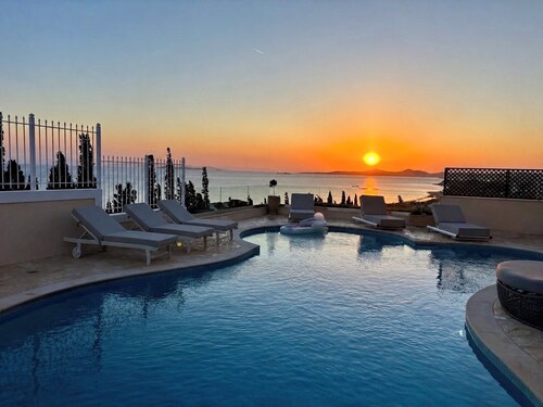 Seaview Villa Lagonissi |7-min Walk to Beach| Pool & SunsetViews |Athens Riviera