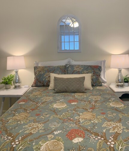Comfortable Home for Gatherings Walking Distance from Downtown Cave Spring