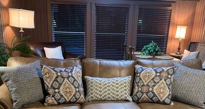 Comfortable Home for Gatherings Walking Distance from Downtown Cave Spring