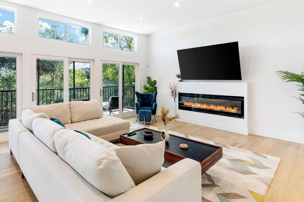 Scenic LA Stay Near Ventura Blvd With Deck, Games, Fireplace & Outdoor Dining Marmol Vista by Avantstay - Woodland Hills, CA