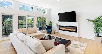 Scenic LA Stay Near Ventura Blvd With Deck, Games, Fireplace & Outdoor Dining Marmol Vista by Avantstay