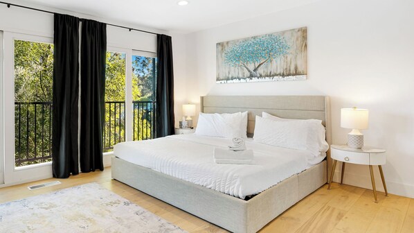 House (3 Bedrooms) | Interior - Scenic LA Stay Near Ventura Blvd With Deck, Games, Fireplace & Outdoor Dining Marmol Vista by Avantstay (Woodland Hills)