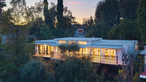 Scenic LA Stay Near Ventura Blvd With Deck, Games, Fireplace & Outdoor Dining Marmol Vista by Avantstay