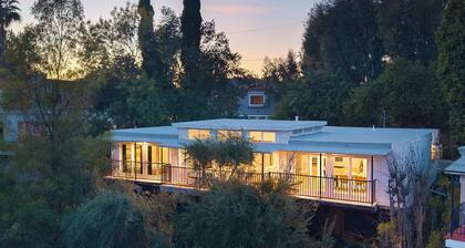 Scenic LA Stay Near Ventura Blvd With Deck, Games, Fireplace & Outdoor Dining Marmol Vista by Avantstay