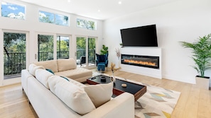 House (3 Bedrooms) | Interior - Scenic LA Stay Near Ventura Blvd With Deck, Games, Fireplace & Outdoor Dining Marmol Vista by Avantstay (Woodland Hills)