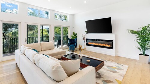 Scenic LA Stay Near Ventura Blvd With Deck, Games, Fireplace & Outdoor Dining Marmol Vista by Avantstay