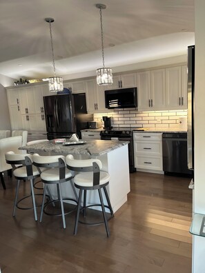 Private kitchen - Sturgeon Lake House (dunsford)