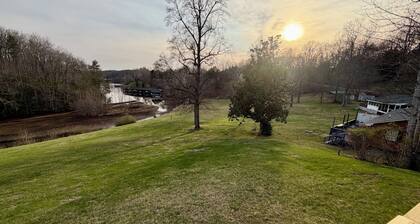 Quiet Lakeside Retreat - Dog Friendly!
