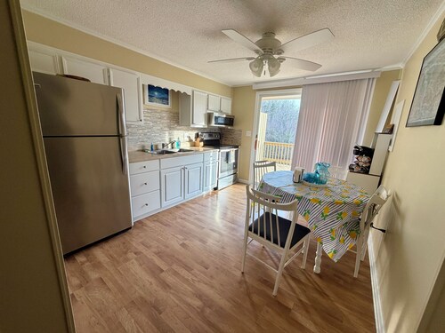 Quiet Lakeside Retreat - Dog Friendly!