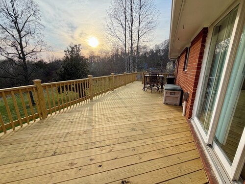 Quiet Lakeside Retreat - Dog Friendly!