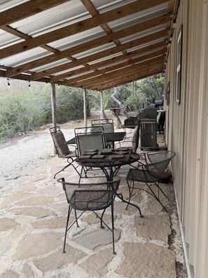 Outdoor dining - BNB in the Texas Hill Country (Dripping Springs)