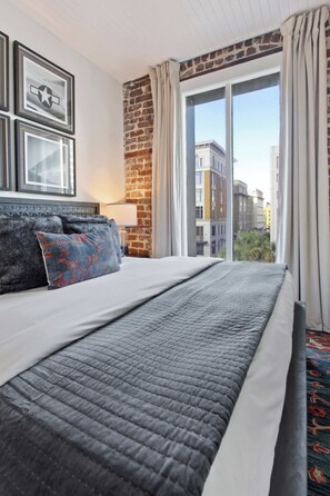 6 bedrooms, desk, iron/ironing board, free WiFi - 6BR Downtown Savannah Condo | Walk to Nightlife (Savannah)