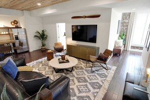 TV, offices - 6BR Downtown Savannah Condo | Walk to Nightlife (Savannah)