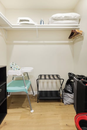 Interior - • Gorgeous 2 Bed Cottage in Dtwn Riverside • (Riverside)