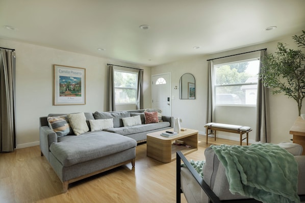 Living area - • Gorgeous 2 Bed Cottage in Dtwn Riverside • (Riverside)
