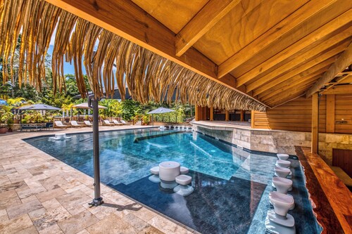Papaya, 2 bed, 2 bath, poolside, 5 min walk to surf at TropicalArts Bocas