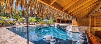 Papaya, 2 bed, 2 bath, poolside, 5 min walk to surf at TropicalArts Bocas