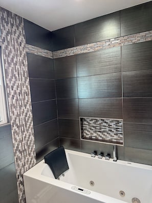 Baignoire à remous, séchoir à cheveux, serviettes fournies, savon
