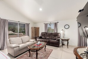 Living area - Lovely 2-bedroom house with AC in peaceful Apache Junction. (Apache Junction)