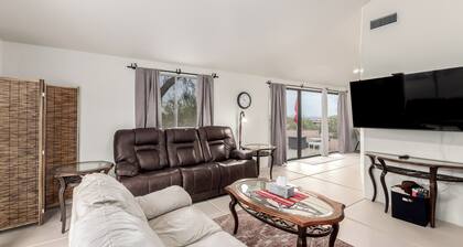 Lovely 2-bedroom house with AC in peaceful Apache Junction.