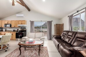 Living area - Lovely 2-bedroom house with AC in peaceful Apache Junction. (Apache Junction)