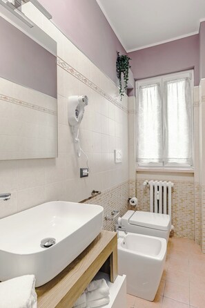 Shower, hair dryer, bidet, towels - [luggage storage] - La Bellavita Trastevere (Roma)