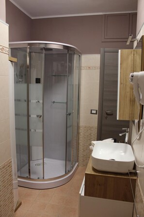 Shower, hair dryer, bidet, towels - [luggage storage] - La Bellavita Trastevere (Roma)