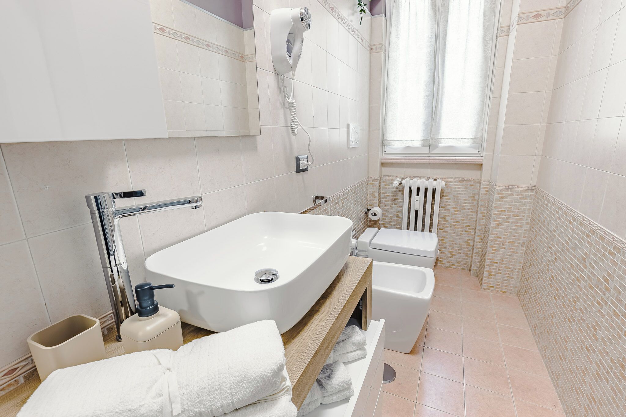 Dusche, Haartrockner, Bidet, Handtücher