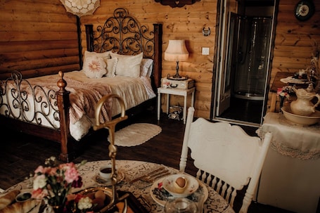 Bettwäsche. The Wildrose Parlour | Old World Escape | Cozy Cabin at Go Hard Ranch