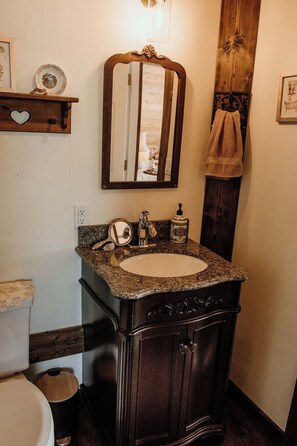Sèche-cheveux, serviettes fournies, savon, papier toilette