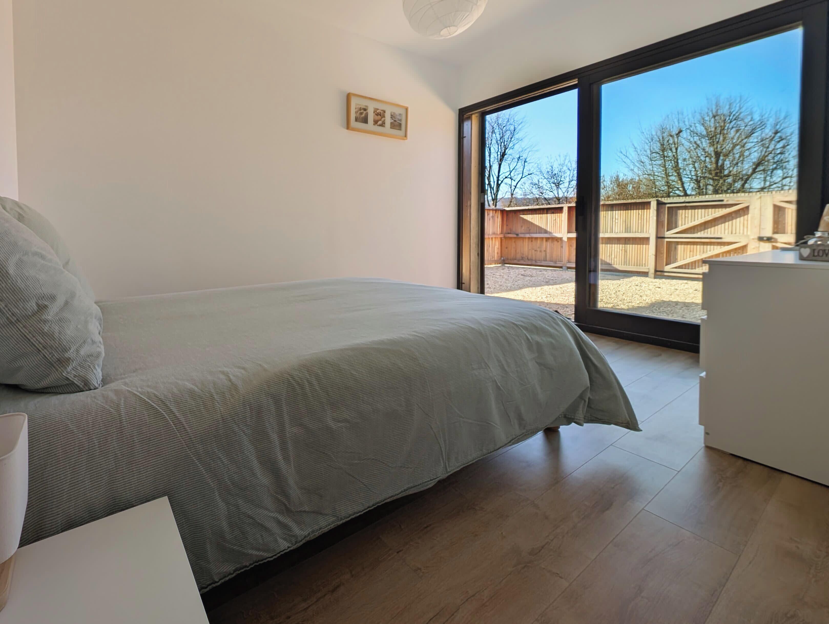 Tabla de planchar con plancha, cuna de viaje, wifi y ropa de cama