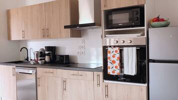 Frigorífico, microondas, horno y placa de cocina