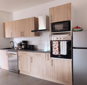 Frigorifero, microonde, forno, piano cottura