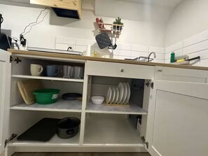 Fridge, microwave, stovetop, coffee/tea maker - Cozy Basement Studio Suite (Vaughan)