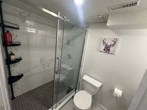 Dusj, hårføner, håndklær og såpe