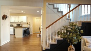 Un intérieur de maison comprenant une cuisine, un coin repas et un salon.