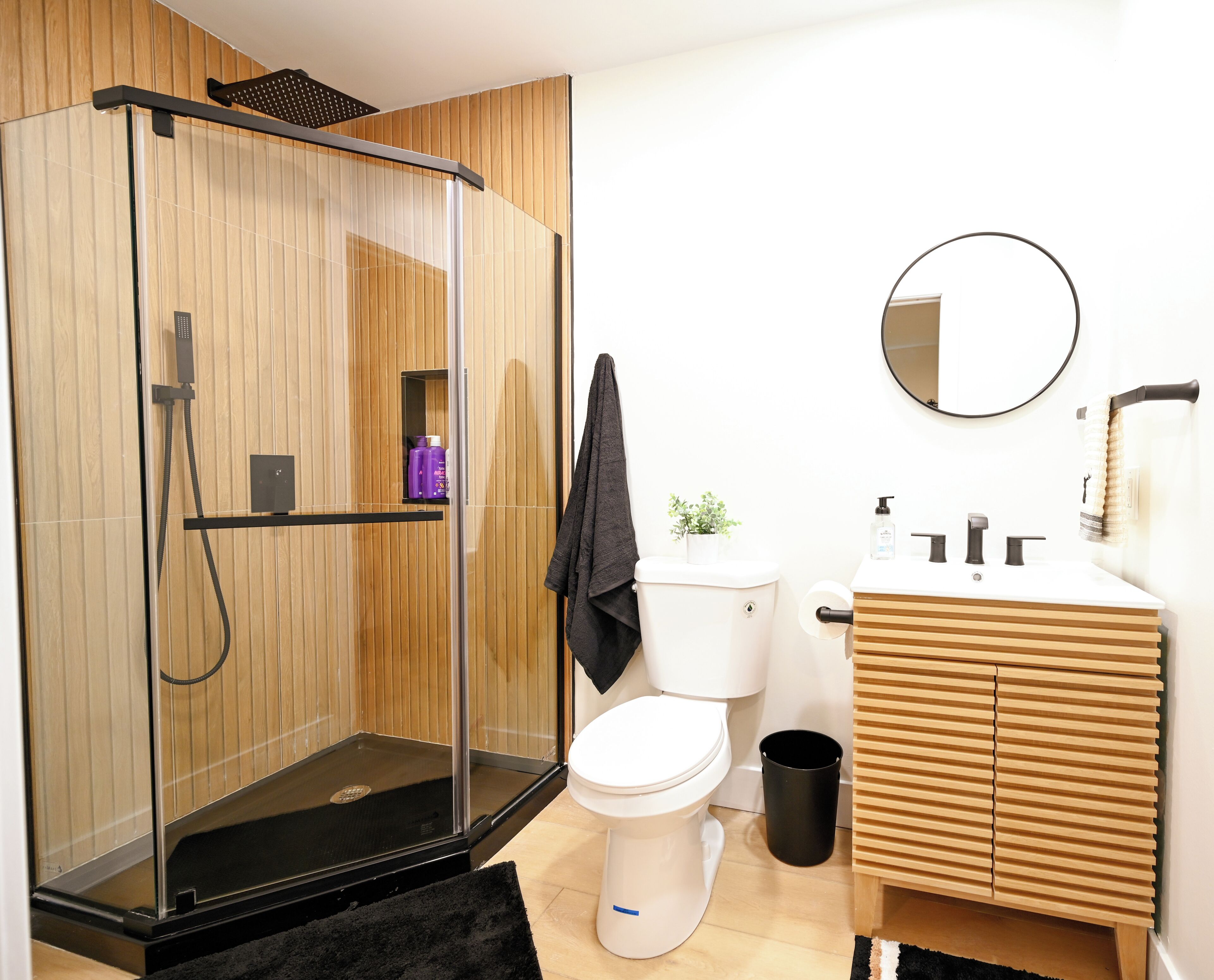 Een douche, een bubbelbad, een haardroger, handdoeken