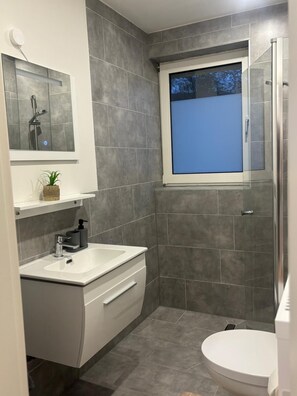 Shower, hair dryer, towels, soap - Renovated vacation apartment for up to 5 persons (Bodenwerder)