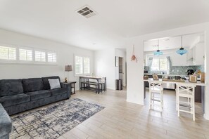Smart TV, ping pong - Near Disneyland | Game Room | Private Backyard (Fullerton)