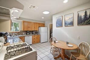 Private kitchen - Multi-Gen Family Retreat: 2 Homes, 2 Hot Tubs, Bass Lake & Yosemite (Oakhurst)