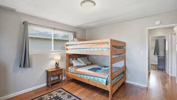 4 bedrooms, iron/ironing board, WiFi, bed sheets