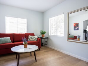 Smart TV, computer monitors - Family 4BR Near Disney Yard Kings Pets (Fullerton)